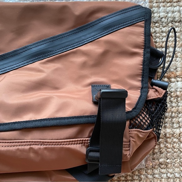 NEW Free People Move With It Messenger Bag - Picture 11 of 16